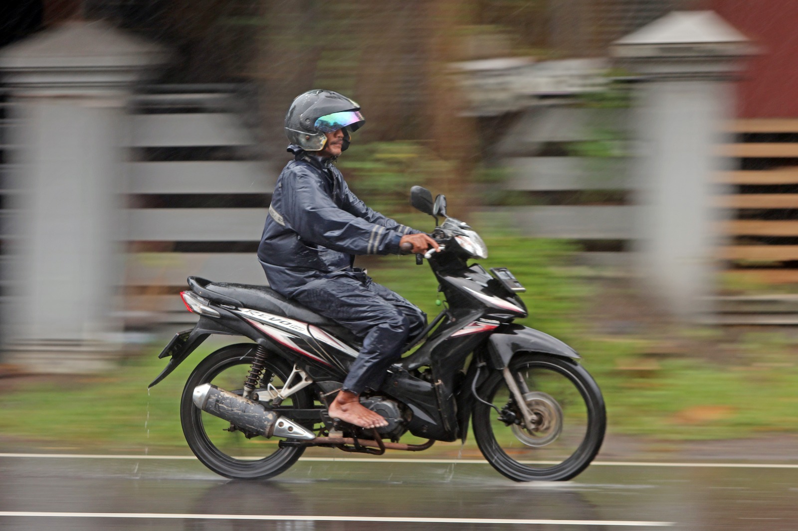 WASPADA CUACA EKSTREM: Seorang pengendara bermotor menerobos derasnya guyuran hujan di Desa Gampeng, Kecamatan Gampengrejo pada Selasa (21/10).