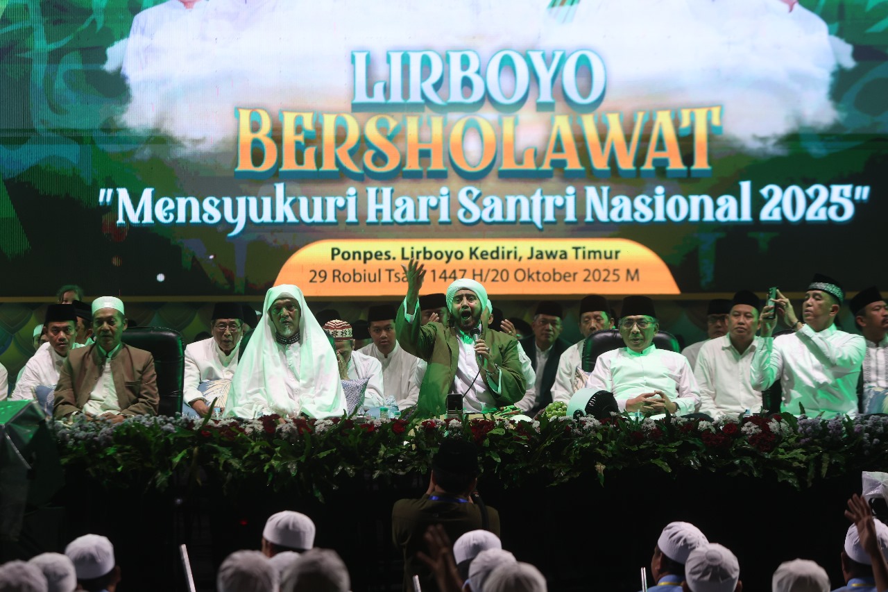 Pengasuh Ponpes Lirboyo Kiai Abdullah Kafabihi Mahrus (kiri) Habib Syehc bin Abdul Qodir Assegaf (tengah) dan Ketua PBNU Yahya Cholil Staquf memimpin salawat yang diiringi hujan gerimis