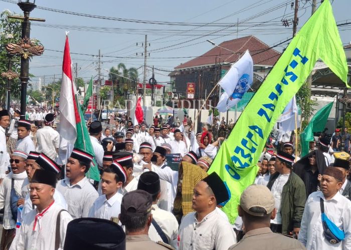 BERSATU: Santri saat berkumpul di Pemkab Kediri.