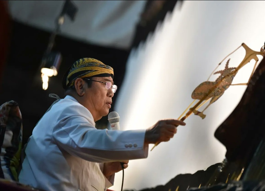 KONDANG. Dalang kondang Anom Suroto saat mayang