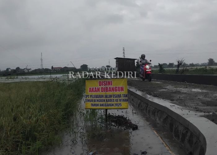 DANA DESA: Pengendara motor melintas di proyek fisik Desa Putih, Kecamatan Gampengrejo.