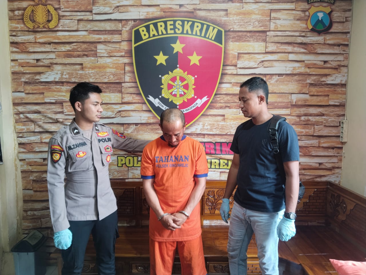 MASUK BUI: Ahmad Khudairi menunduk saat digelandang di Polsek Ringinrejo.