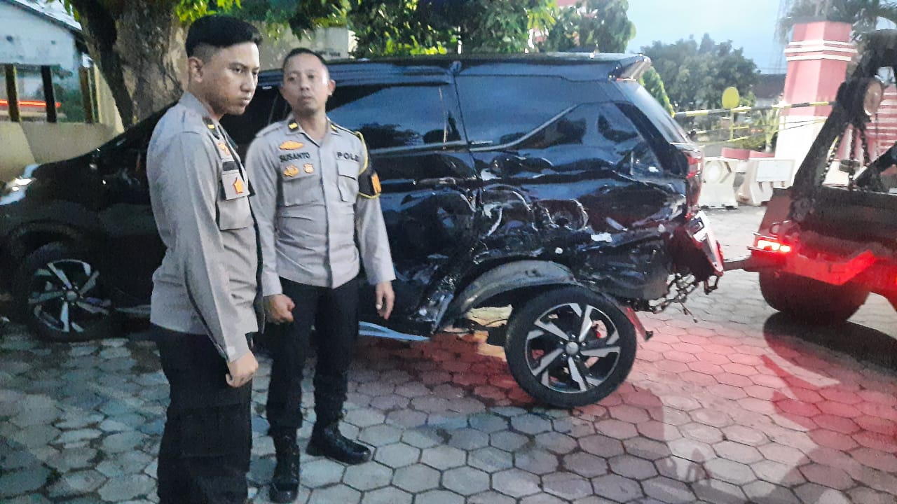TKP: Polisi mendatangi lokasi kejadian kecelakaan pada Kamis (23/10).