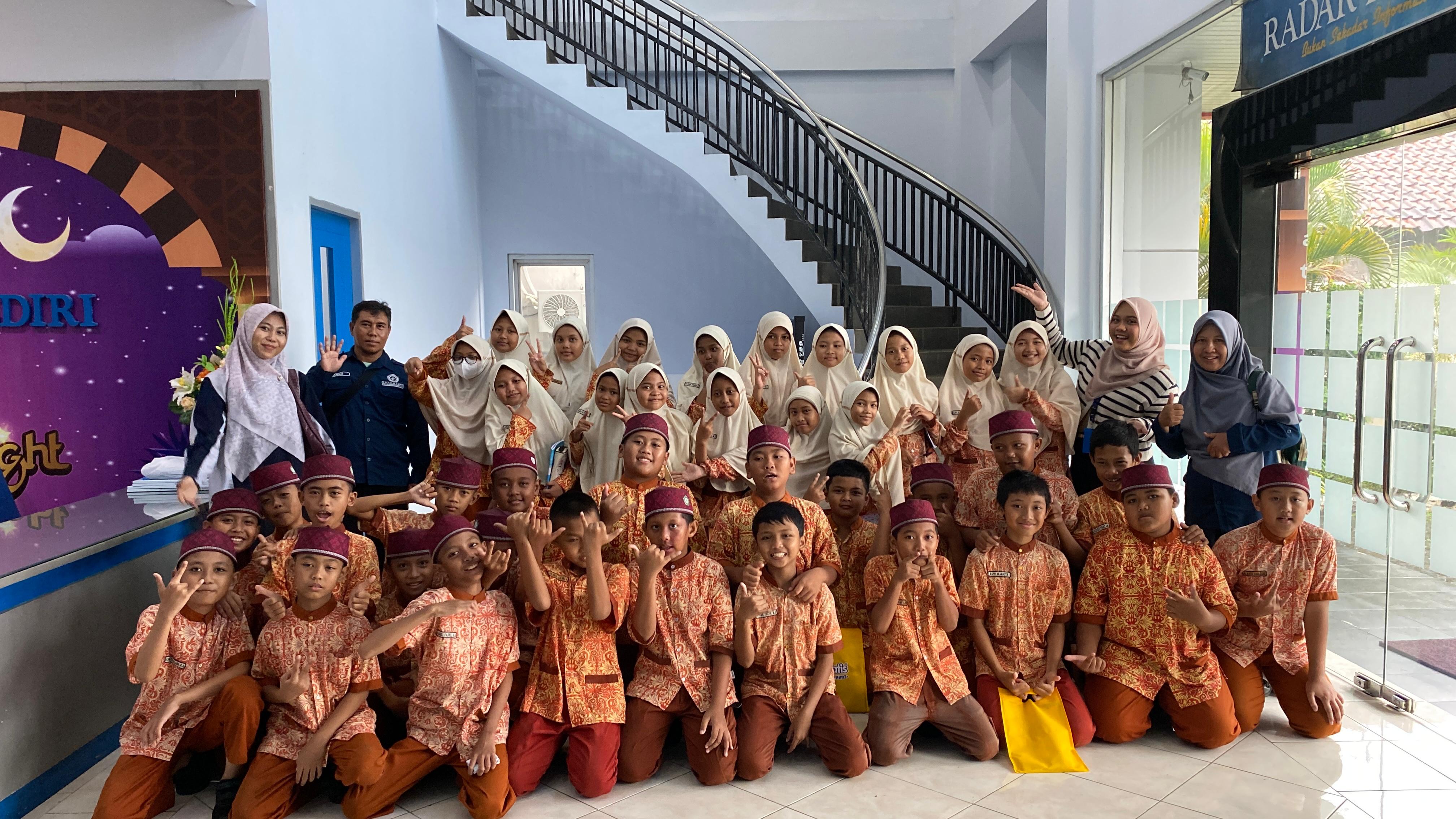 ANTUSIAS: Siswa MI Alam Succes School Center Pare foto bersama di Kantor Jawa Pos Radar Kediri.