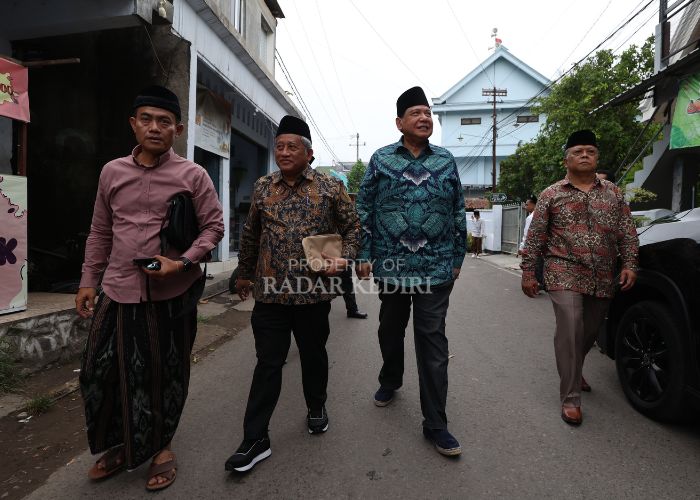 Pendiri Trans Corp Chairul Tanjung didampingi M. Nuh sowan ke Ponpes Lirboyo Kediri.