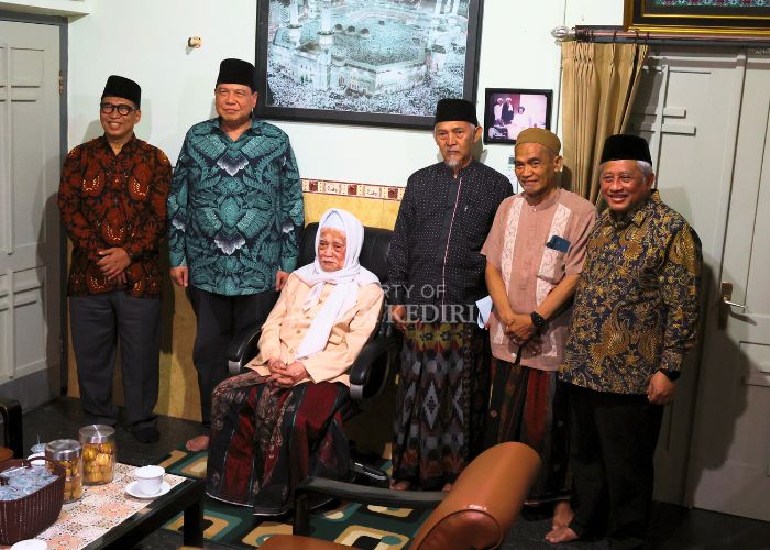 Dirut Detik Network Abdul Aziz (kiri), CEO Trans Corp Chairul Tanjung (2 dari kiri), M. Nuh berfoto dengan Pengasuh Ponpes Lirboyo KH Anwar Manshur, Kiai Kafa, dan Kiai Atho