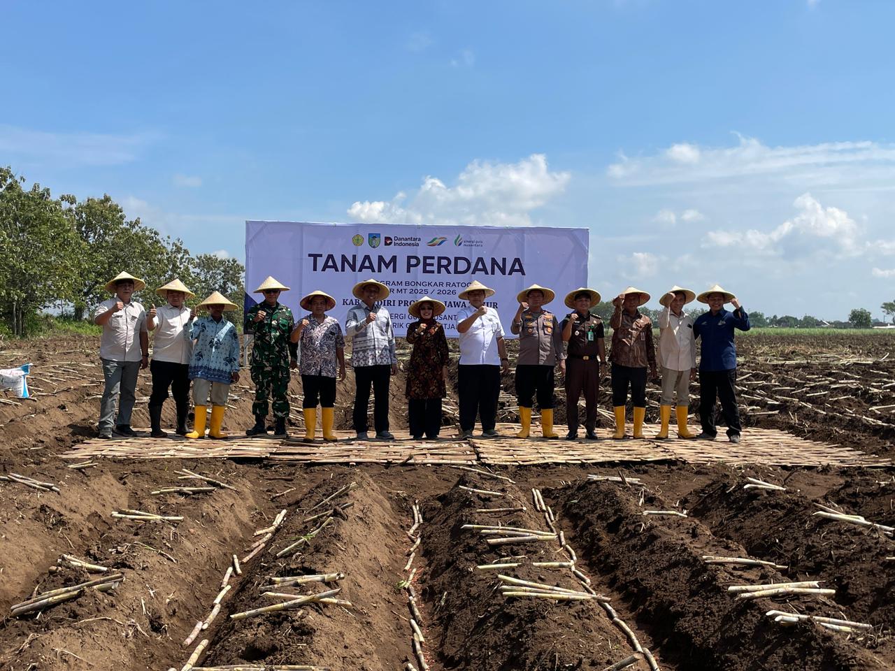 KOMPAK: Wabup Kediri Dewi, Dirjen Hilirisasi Kementan Kuntoro, Manjemen PT SGN, GM PG Meritjan Wakhyu, dan jajaran berfoto bersama.