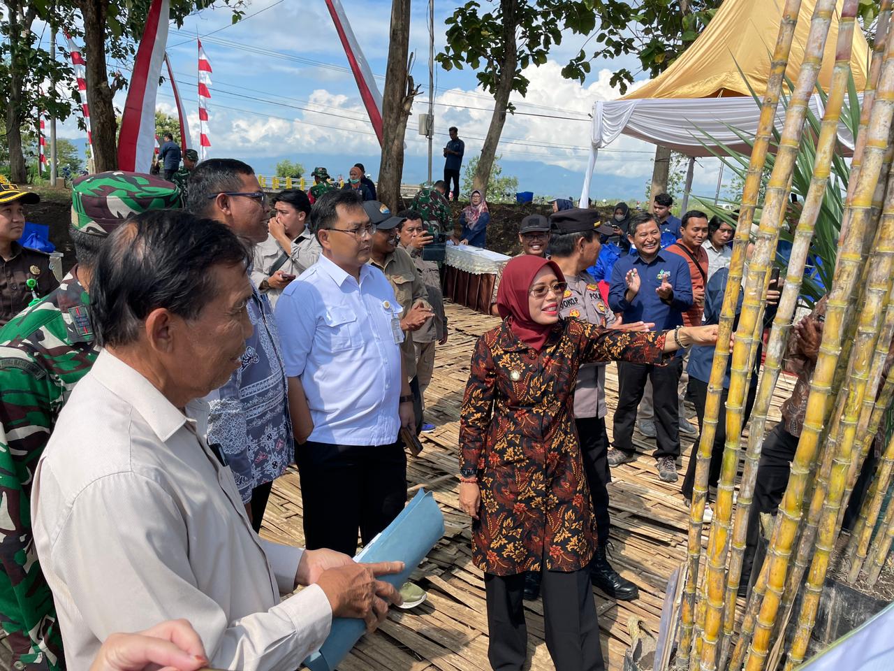 KOMPAK: Wabup Kediri Dewi, Dirjen Hilirisasi Kementan Kuntoro, Manjemen PT SGN, GM PG Meritjan Wakhyu, dan jajaran berfoto bersama.
