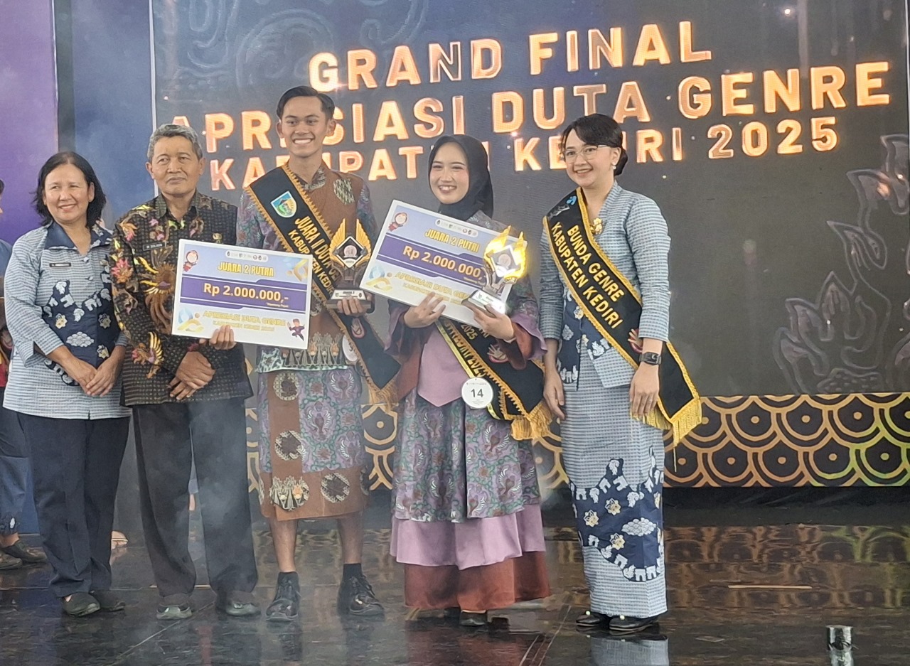 PACU PRESTASI: Bunda GenRe Kabupaten Kediri Eriani Annisa (kanan), Kepala DP2KBP3A dr Nurwulan Andadari (2 dari kiri) dan Sekda M. Solikin (kiri) bersama juara 2 GenRe Kabupaten Kediri 2025.