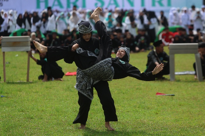 DEMO. Anggota Pagar Nusa demontrasi kemampuannya di acara apel Hari Santri Kabupaten Kediri 22 Oktober 2025