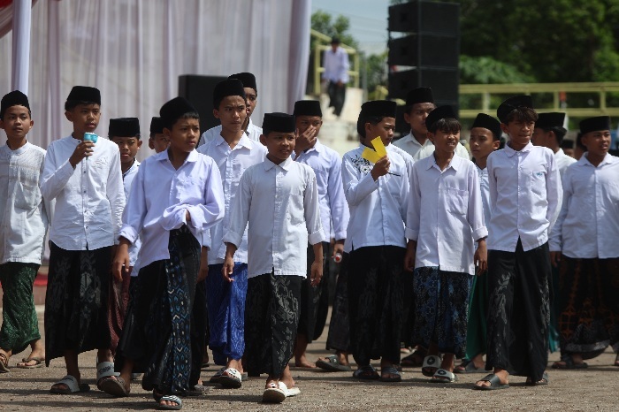 HARI SANTRI : Berapa santri tengah bersiap upaca di Stadion Canda Bhirawa