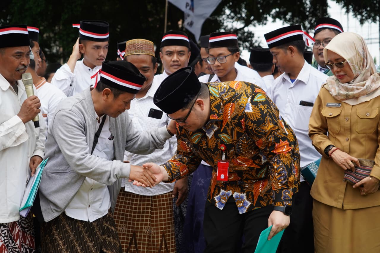 BERKOLABORASI UNTUK KEDIRI: Bupati Kediri Hanindhito Himawan Pramana, Wabup Dewi Mariya Ulfa, dan Kapolres Kediri Kota AKBP Bramastyo Priaji bersama sejumlah pejabat usai mengikuti upacara Hari Santri