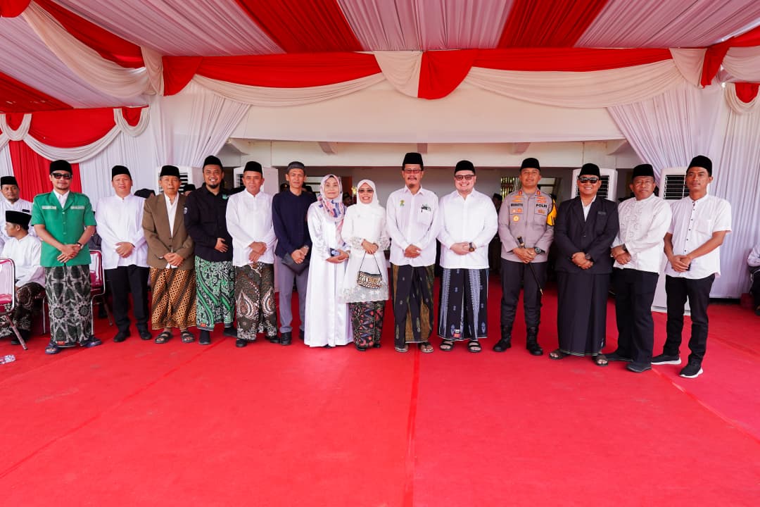 TAKZIM: Bupati Dhito menyalami Ketua Himpunan Alumni Santri Lirboyo (Himasal) Kediri Raya Kiai Abu Bakar Abdul Jalil yang Selasa (21/10) lalu melakukan aksi damai di halaman Pemkab Kediri bersama ribu