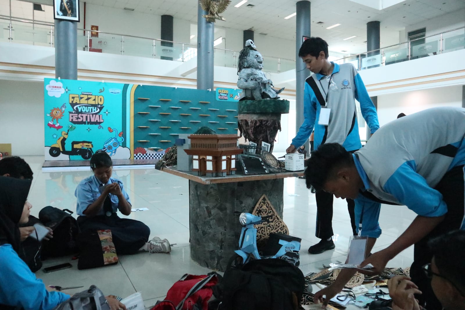 SIAP BERKOMPETISI. Kru mading sedang finising karyanya untuk dinilai mulai besok
