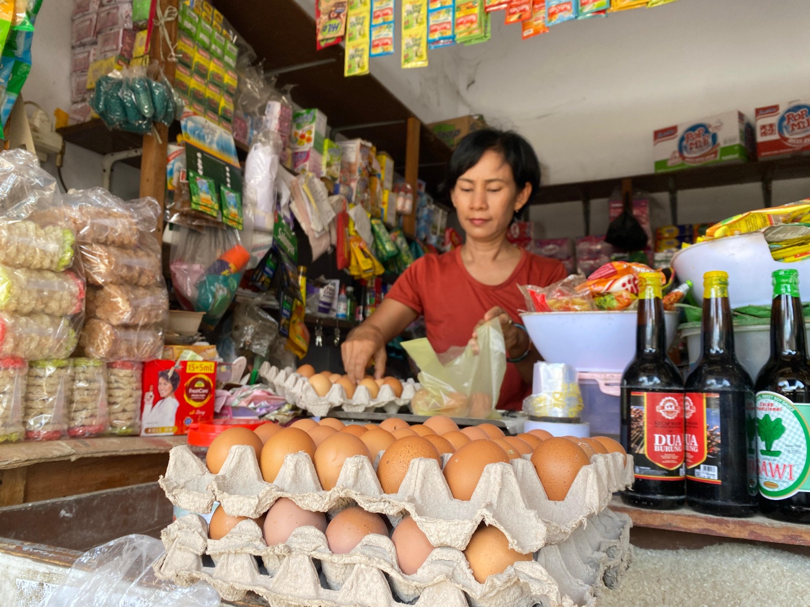 HARGA MELANGIT: Penjual telur di pasar Setonobetek menata jualannya.