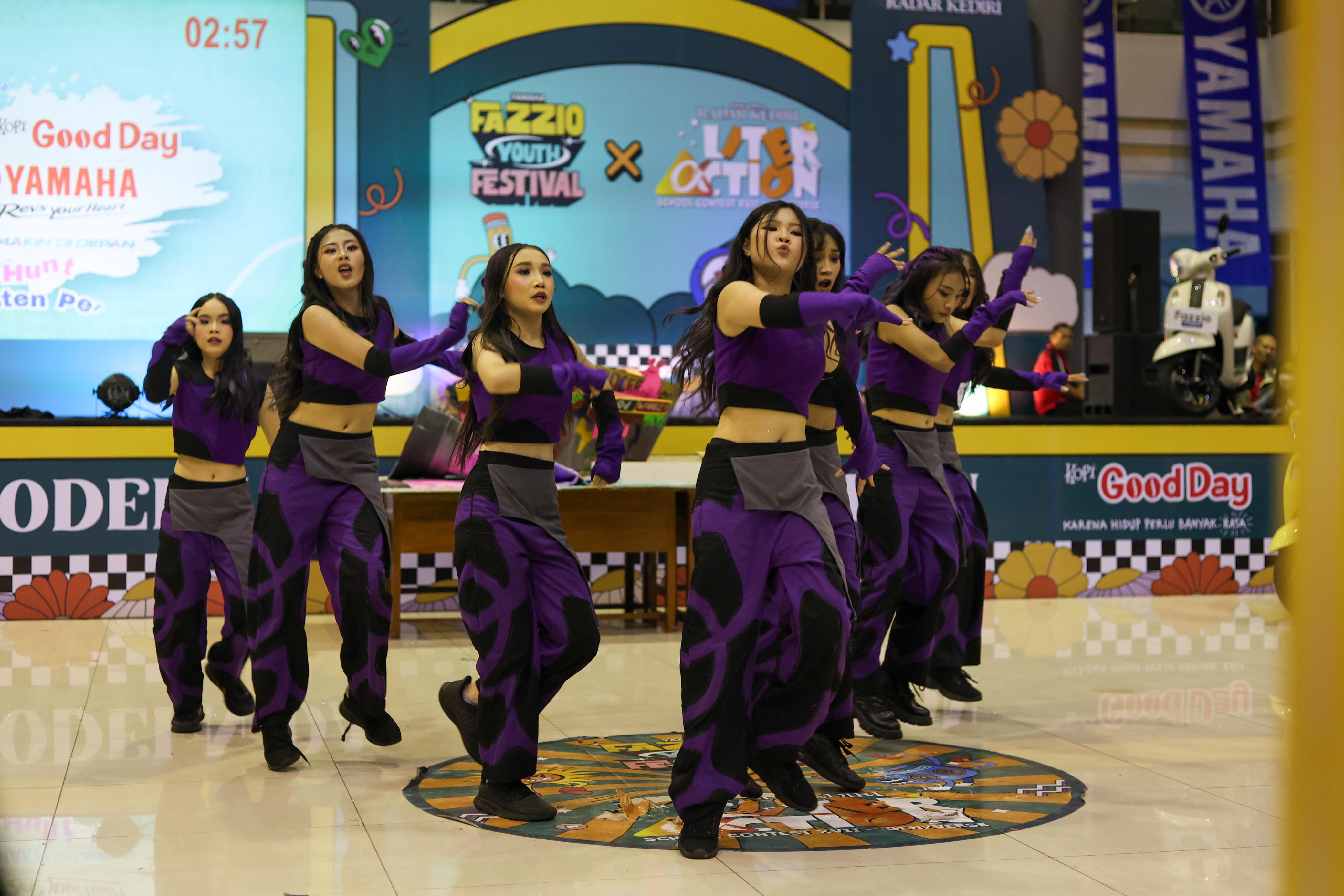 Keseruan peserta dance competition di School Contest 2025.