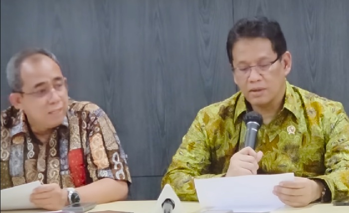 Menkeu Purbaya  dan Sekjen Menkeu sedang membaca aduan masyarakat
