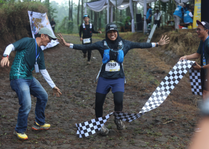 Salah satu peserta UB Forest Trail Run saat menuntaskan lari hingga finish.