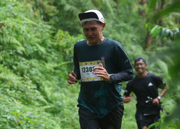 Perjuangan peserta UB Forest Trail Run melibas trek pegunungan.