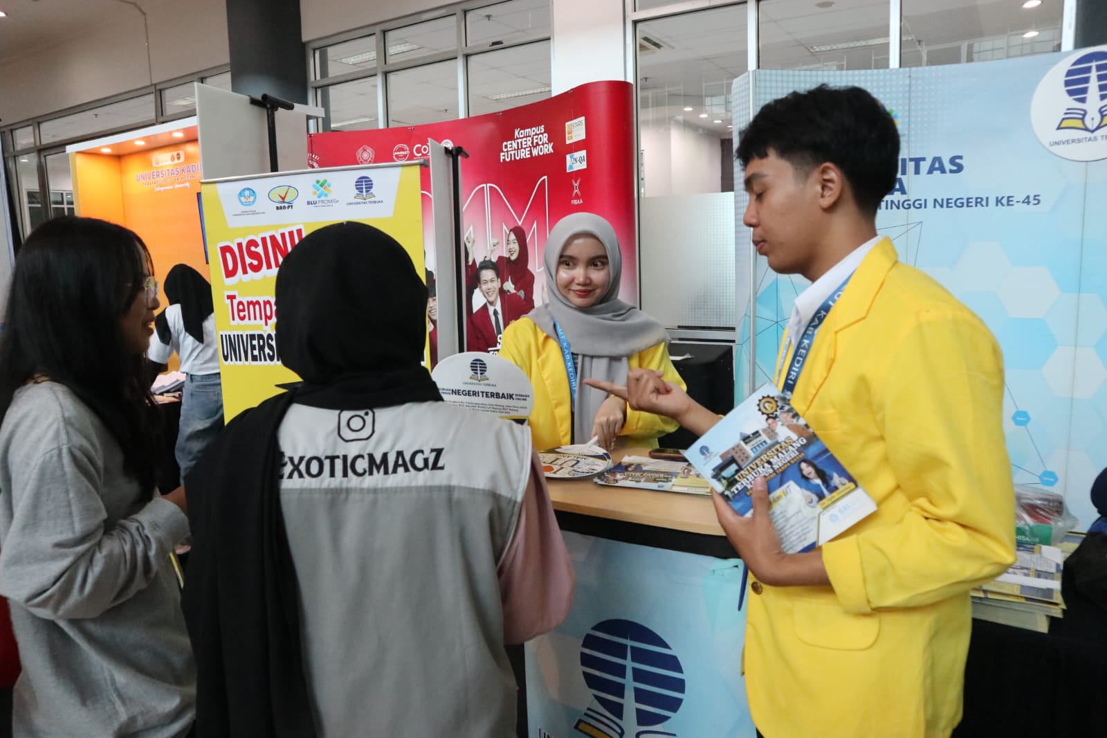 Pengunjung berada di stan Universitas Terbuka Malang.