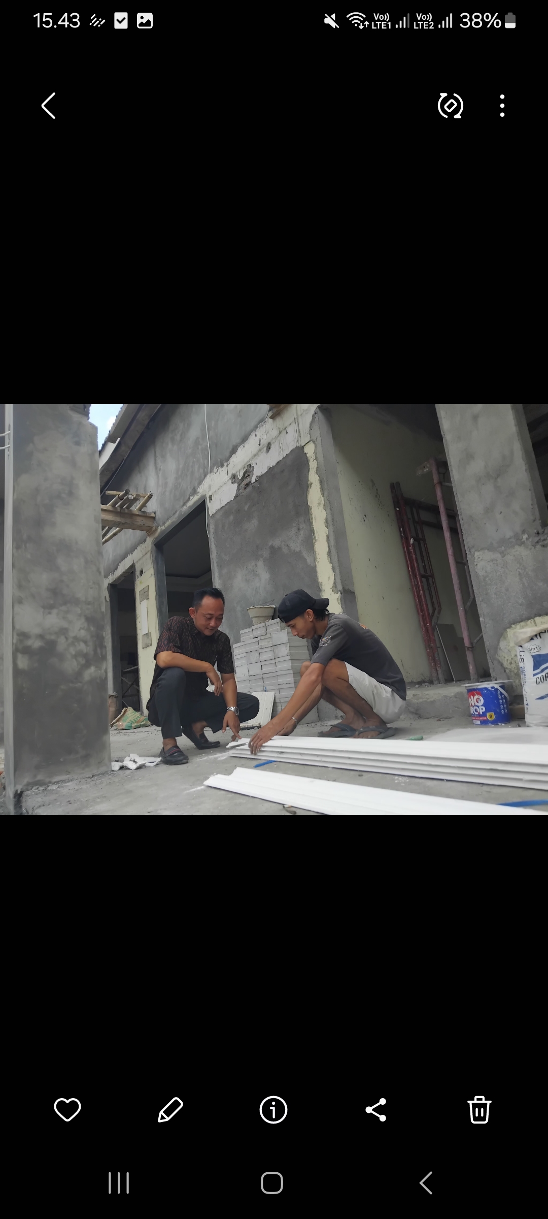 Sekretaris Desa Payaman mengecek pembangunan kantor baru (Diana Yunita Sari)