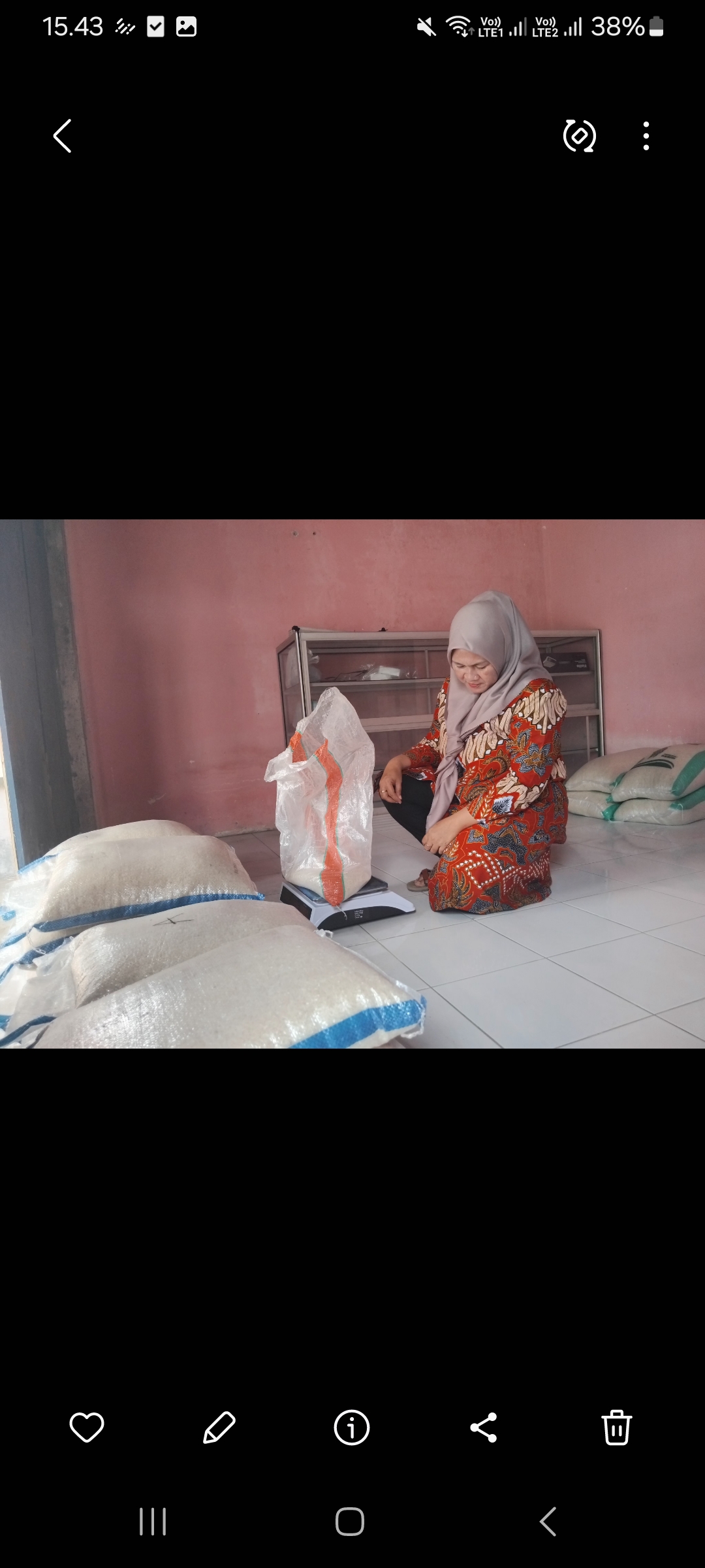 Anggota Bumdes Srikandi menimbang beras, salah satu usaha di bidang pangan (Diana Yunita Sari)