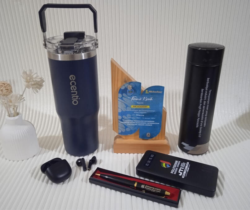 Koleksi contoh souvenir kantor 2025, menampilkan tumbler custom stainless steel, dan powerbank dengan branding perusahaan, earphone, pulpen eksklusif.