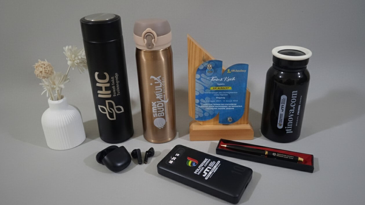 Berbagai barang souvenir kantor kekinian, termasuk tumbler custom, dan power bank, yang tertata rapi menunjukkan pergeseran tren dari souvenir konvensional.