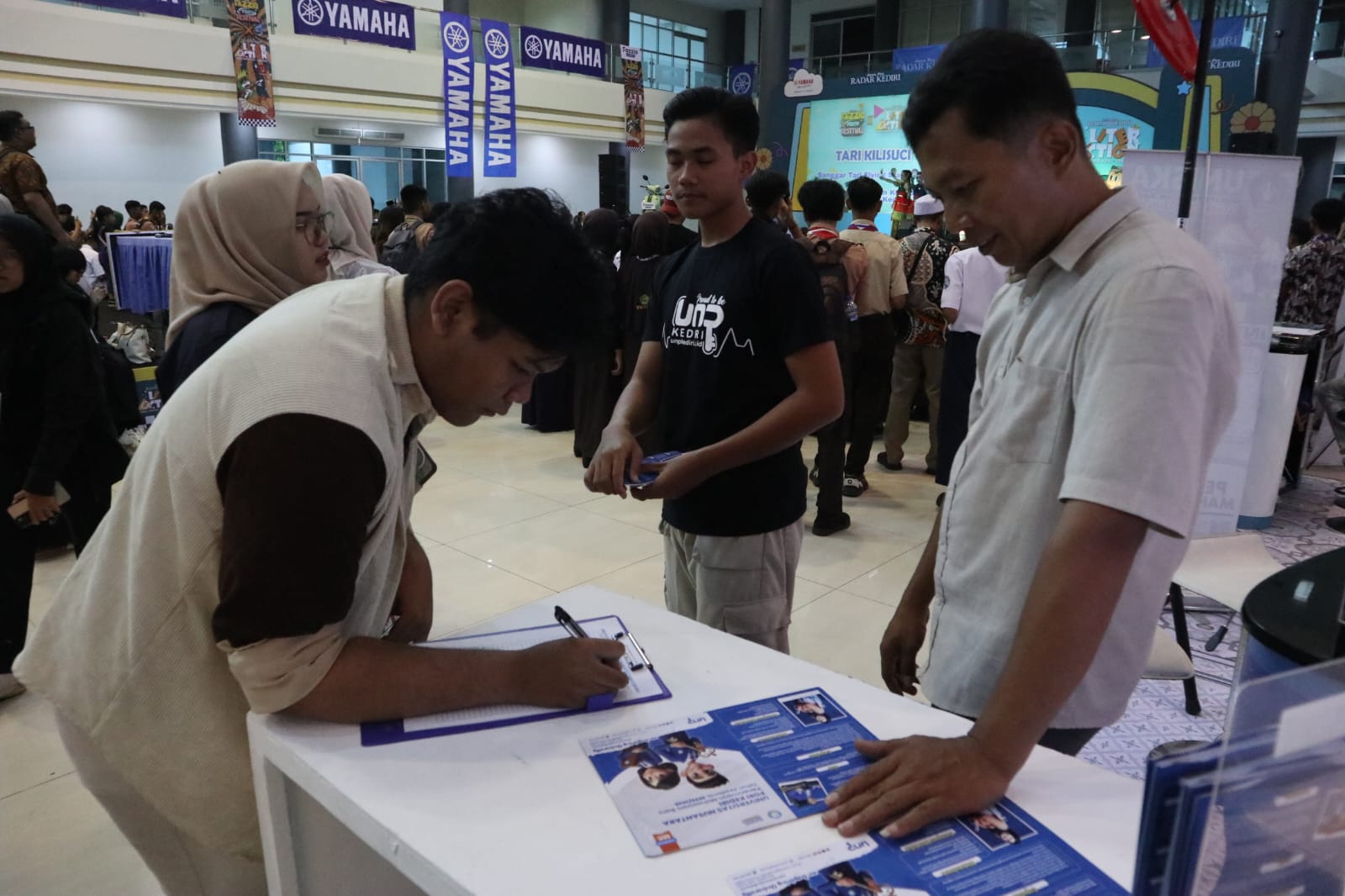 Pengunjung berada di stan UNP Kediri.