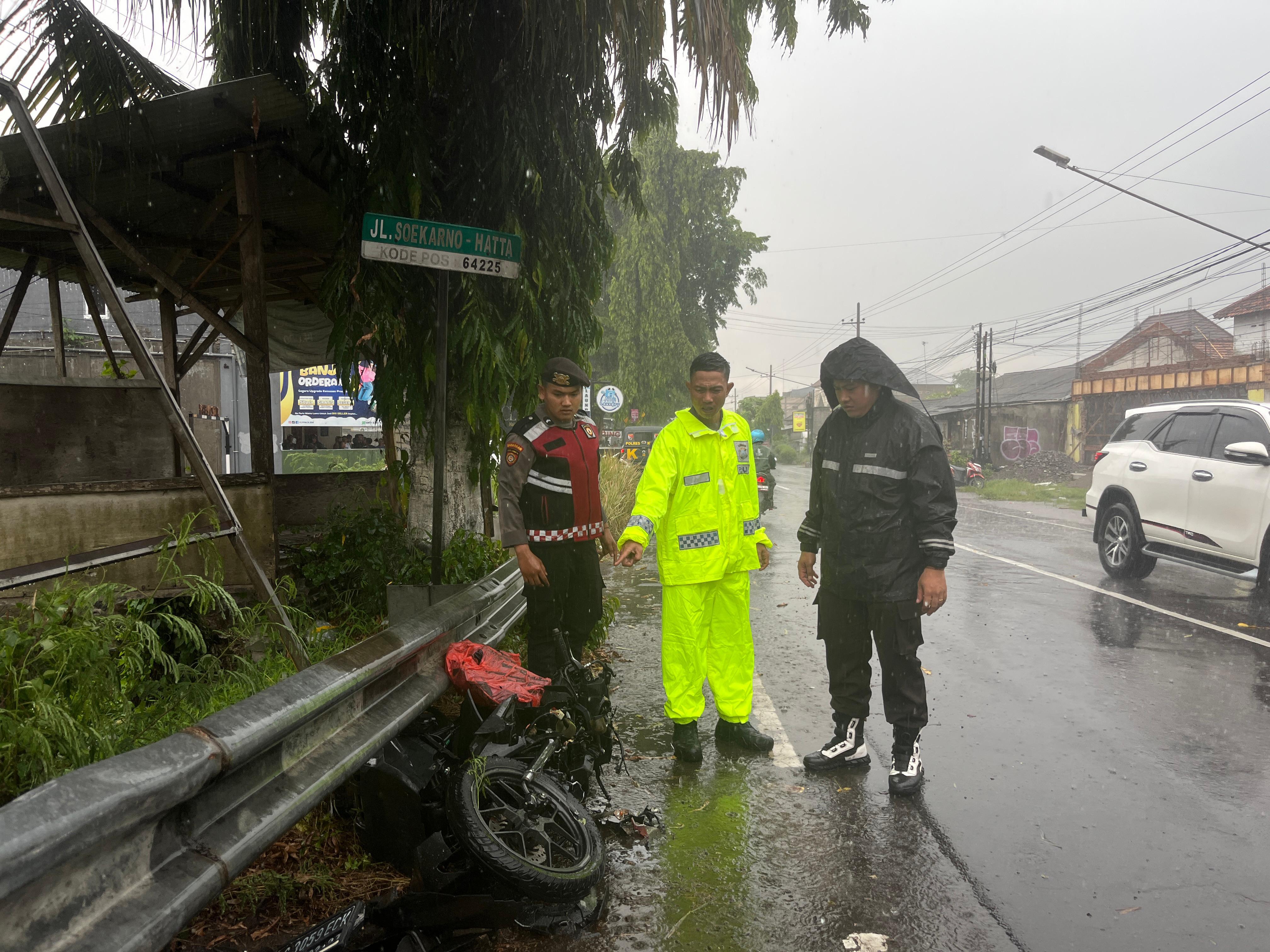 Polisi menunjukkan salah satu motor yang jadi korban tabrakan.
