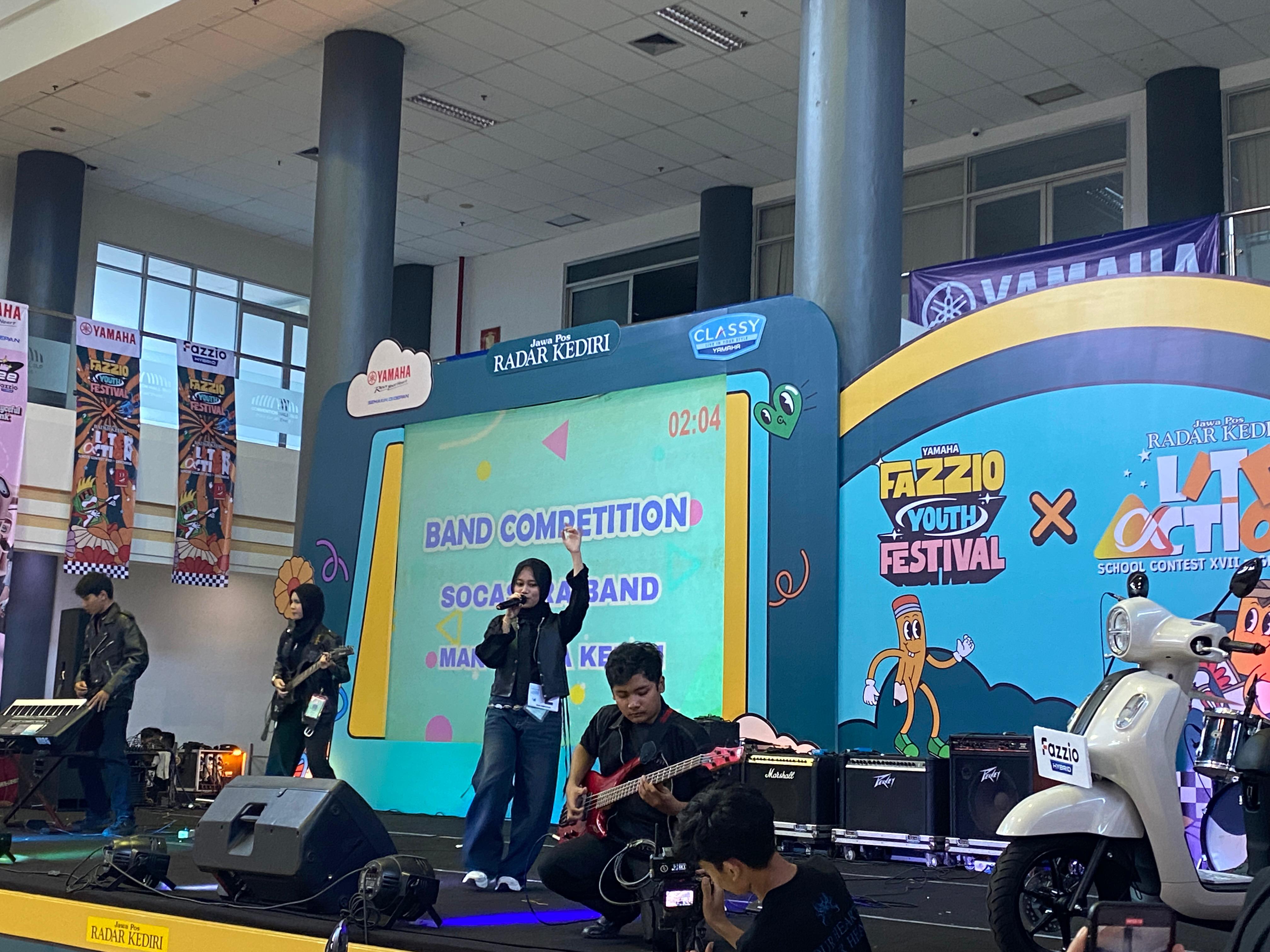SPEKTAKULER: Pemain gitar unjuk skill di hadapan penonton.