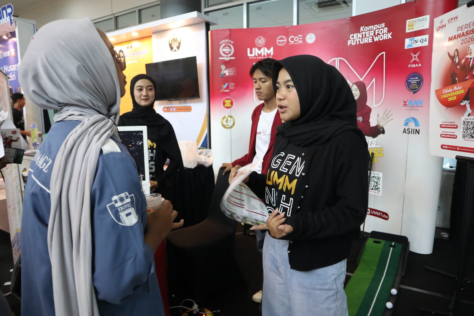 ANTUSIAS: Siswa asal Tulungagung berdiskusi di stan milik UMM.