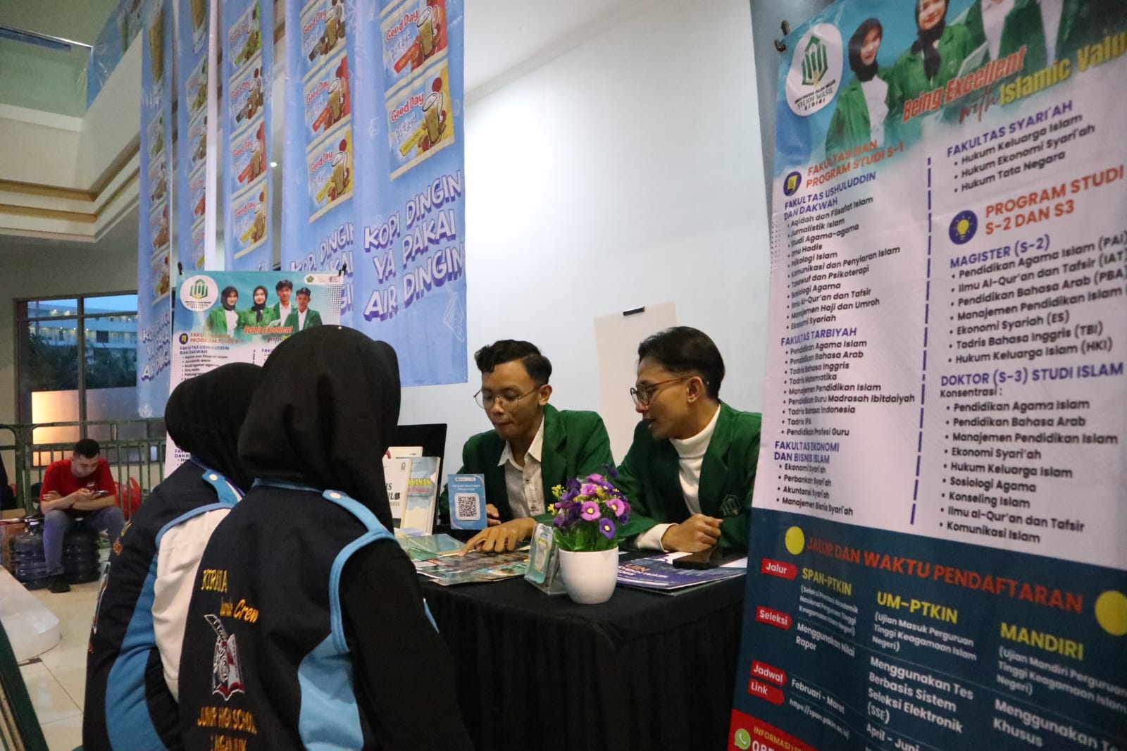 DIMINATI: Pengunjung School Contest bertanya tentang UIN Syekh Wasil Kediri.