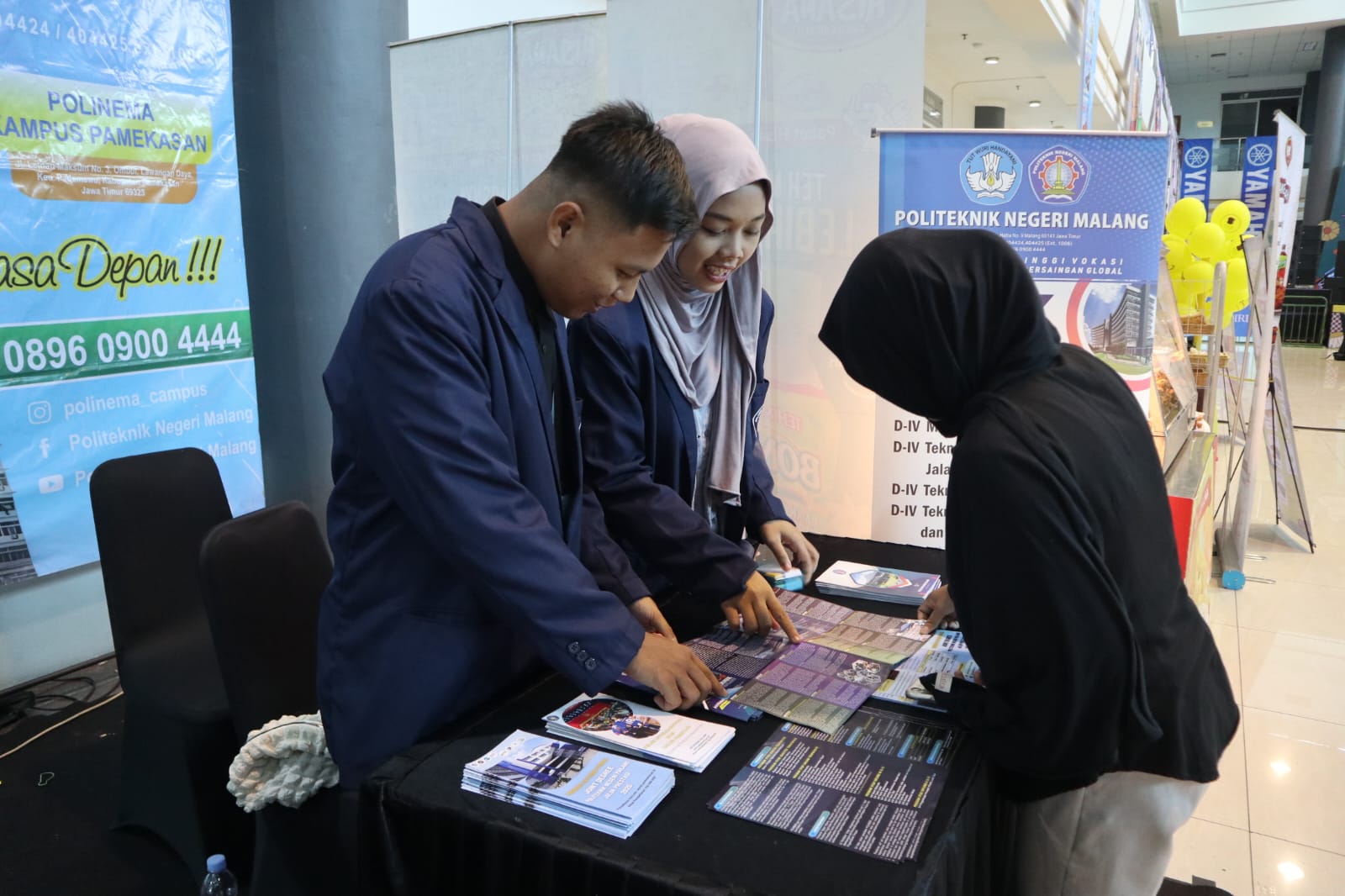KONSULTASI: Mahasiswa Polinema memberi penjelasan ke pengunjung stan.