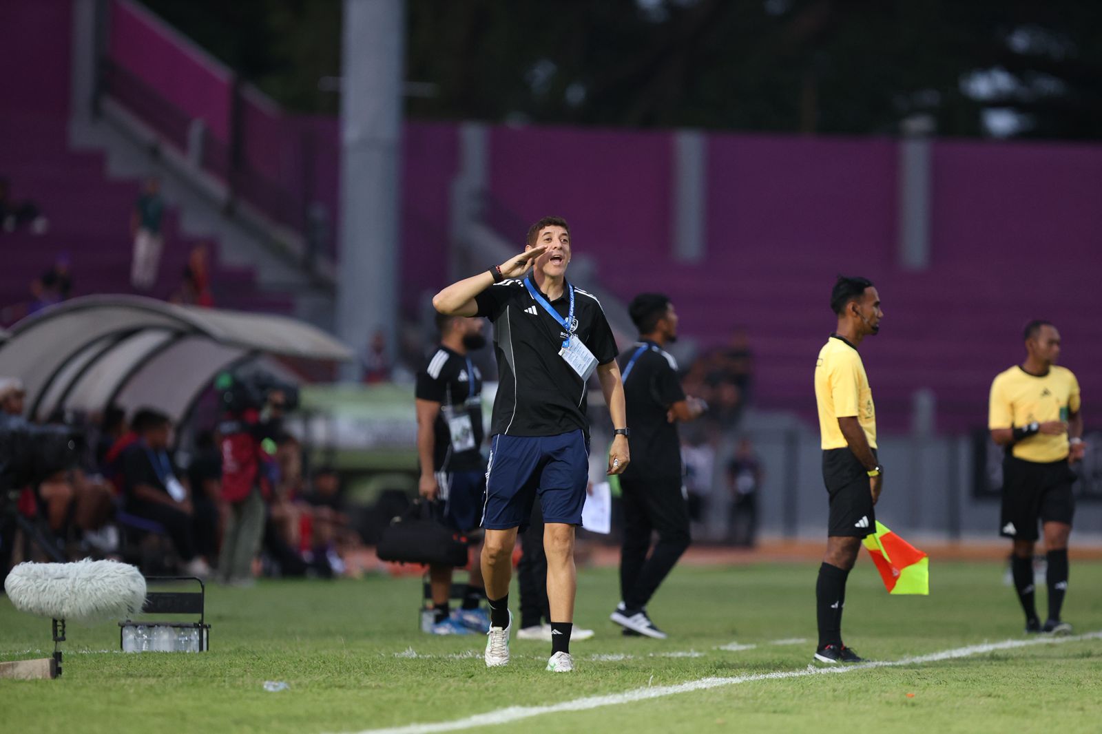 LEGEND: Dari tepi lapangan Fagundes memberi arahan ke pemainnya dari PSM Makassar.