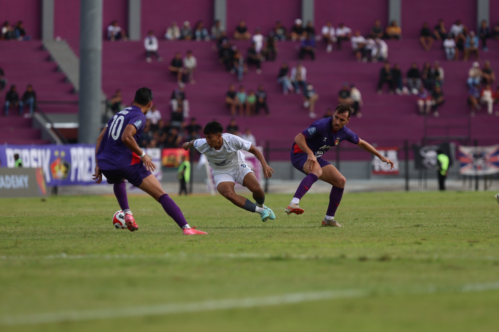 Persik Kediri vs PSM Makassar pada Sabtu (25/10) tampak bangku penonton  masih banyak yang kosong.