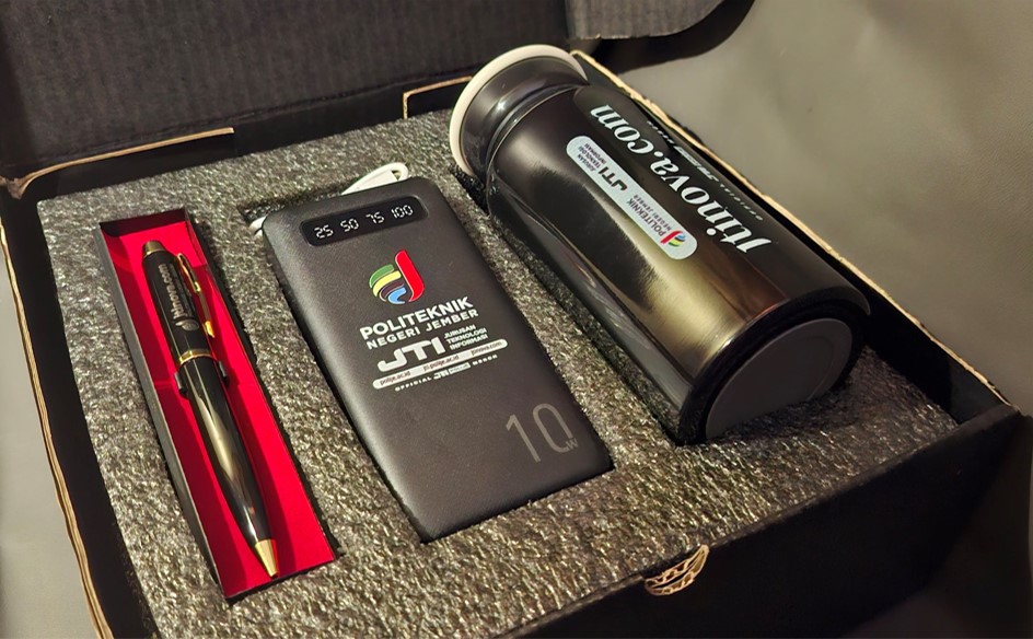 Contoh paket seminar kit lengkap berisi tumbler, pulpen, dan powerbank dengan branding profesional