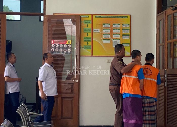 Terdakwa kasus pembacokan di Mojoroto, Kota Kediri memasuki ruang sidang.