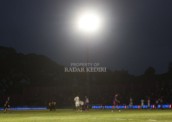 Kondisi penerangan Stadion Brawijaya Kota Kediri saat Persik menjamu PSM Makassar.