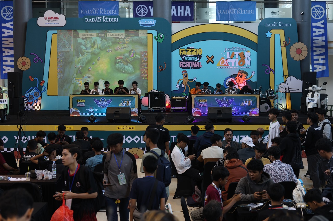 Peserta final SC Cup Mobile Legends mengeluarkan kemampuan terbaik mereka untuk bisa menjuarai ajang dalam rangkaian School Contest XVII GenZverse 2025 di Convention Hall Simpang Lima Gumul (26/10).