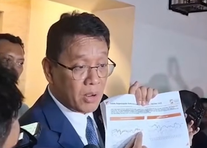 Menkeu Purbaya menunjukkan hasil surve kepuasan publik di Menara Bank Mega (27 Oktober 2025)