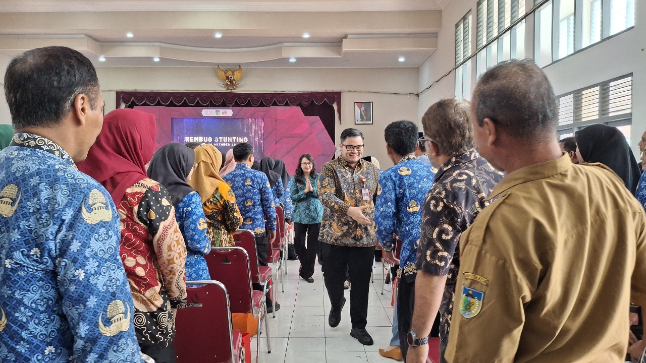 HARUS BERKOLABORASI: Bupati Kediri Hanindhito Himawan Pramana bersama Ketua TP PKK Kabupaten Kediri Eriani Annisa menyalami perwakilan OPD hingga pemdes yang mengikuti Rembuk Stunting di gedung Bagawa