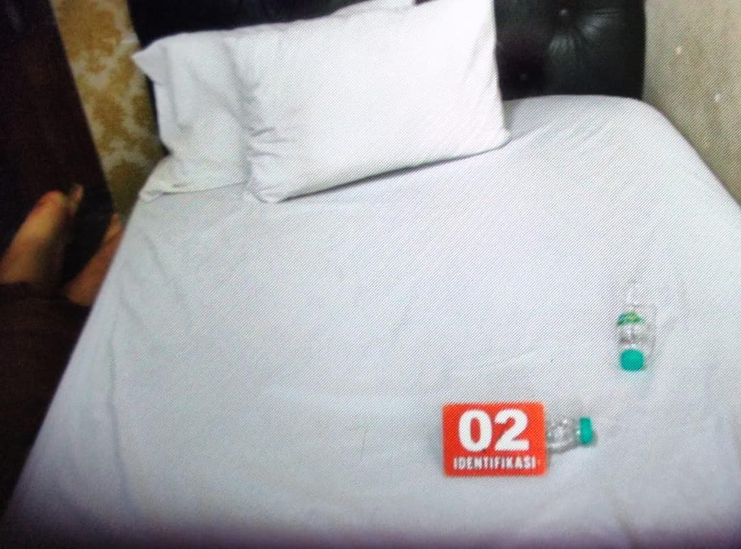 Polisi menyelidiki kamar homestay korban.