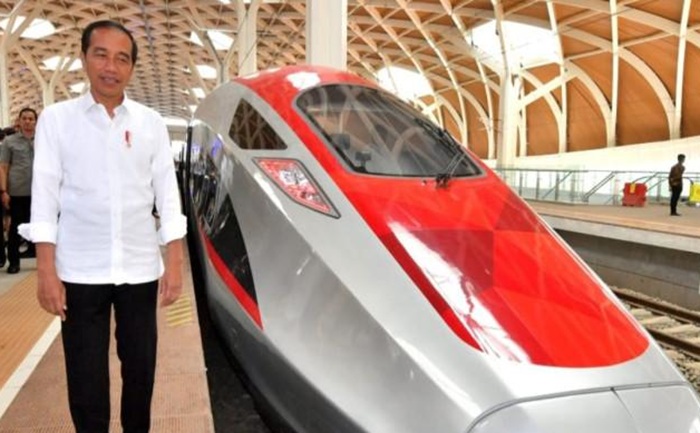 Joko Widodo berfoto dengan Kereta Cepat Jakarta-Bandung di Stasiun Kereta Cepat Halim, Jakarta Timur, sebelum berangkat menuju Stasiun Padalarang, Jawa Barat, Rabu (13/9/2023)