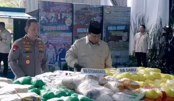 Prabowo bersama Listyo Sigit  memerikas barang bukti narkoba sebelum dimusnahkan (29/10/2025)