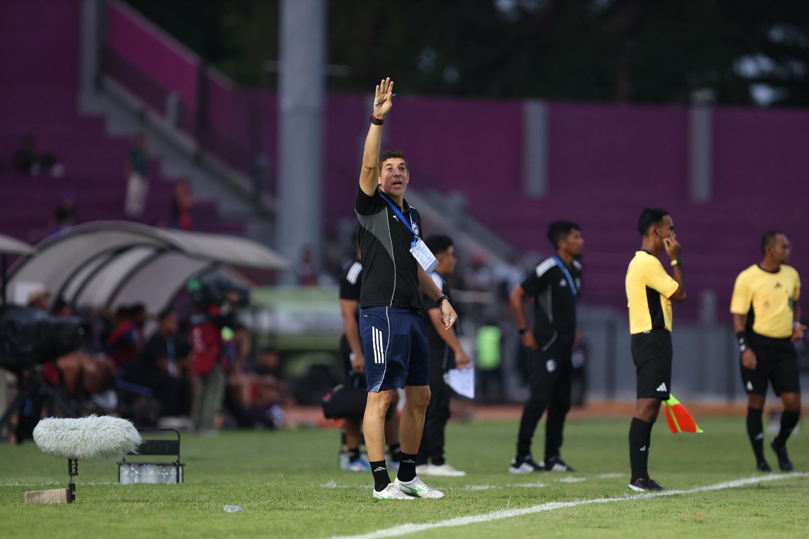 LEGENDA: Ronald Fagundez memberi instruksi dari tepi lapangan di Stadion Brawijaya.
