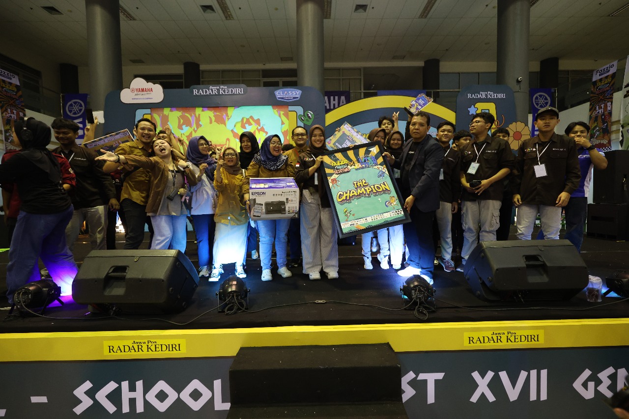 JAWARA: General Manager Chafid Suyuti foto bersama pemenang.