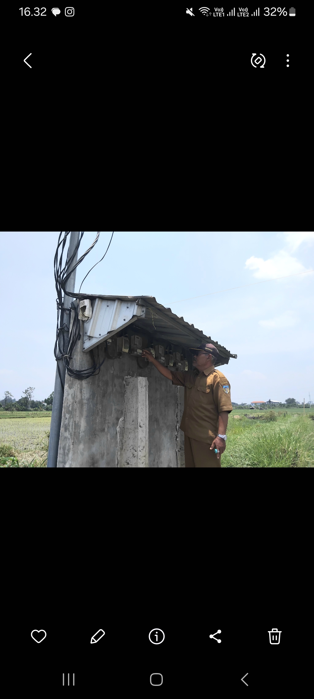 Kades Putih memeriksa token listrik di area persawahan (Diana Yunita Sari)