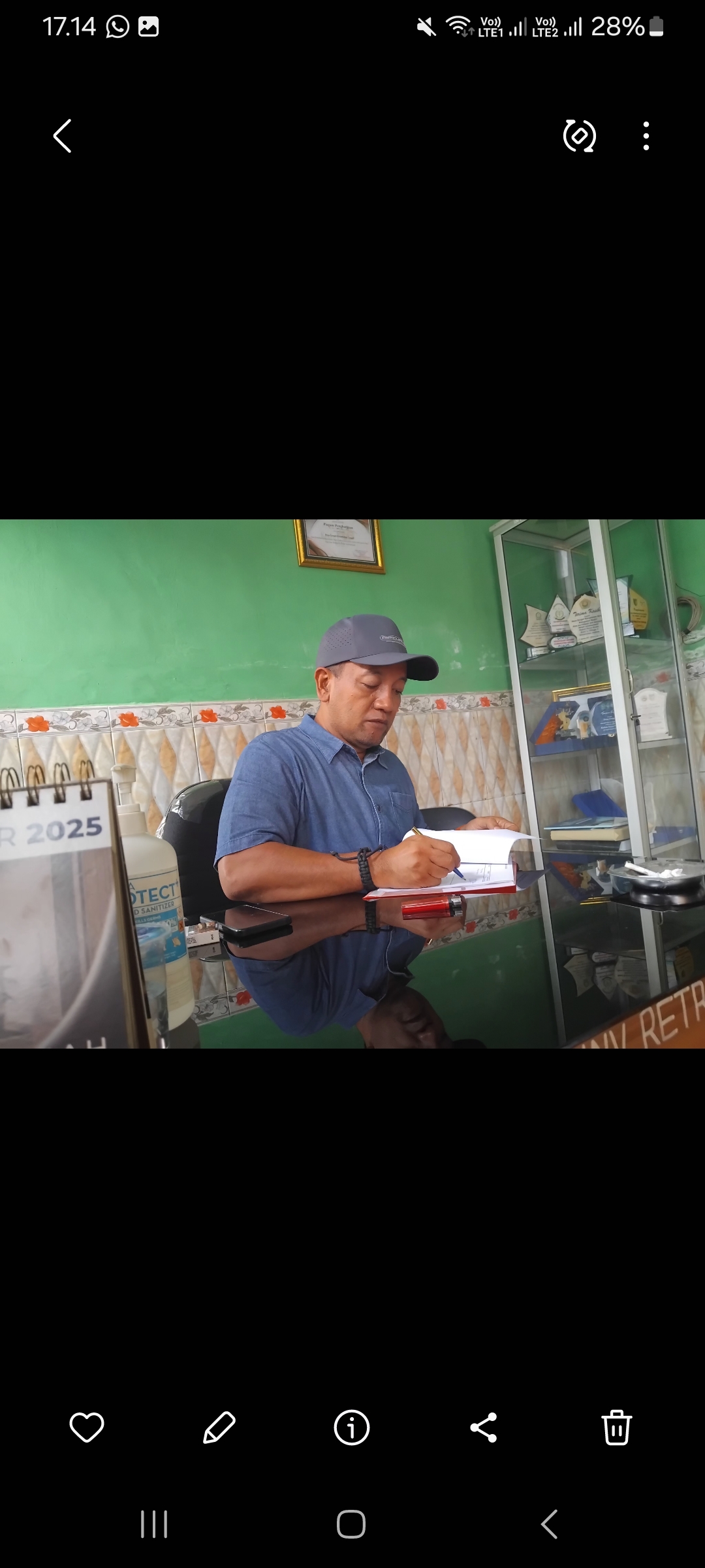 Kepala Desa Grogol Suparyono memeriksa dokumen (Diana Yunita Sari)