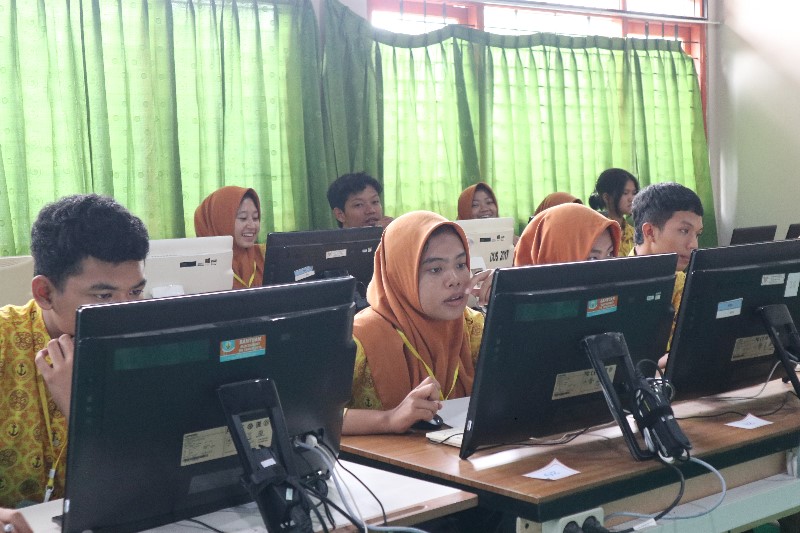 TKA KOTA KEDIRI: Siswa konstentrasi kerjakan soal di komputer.